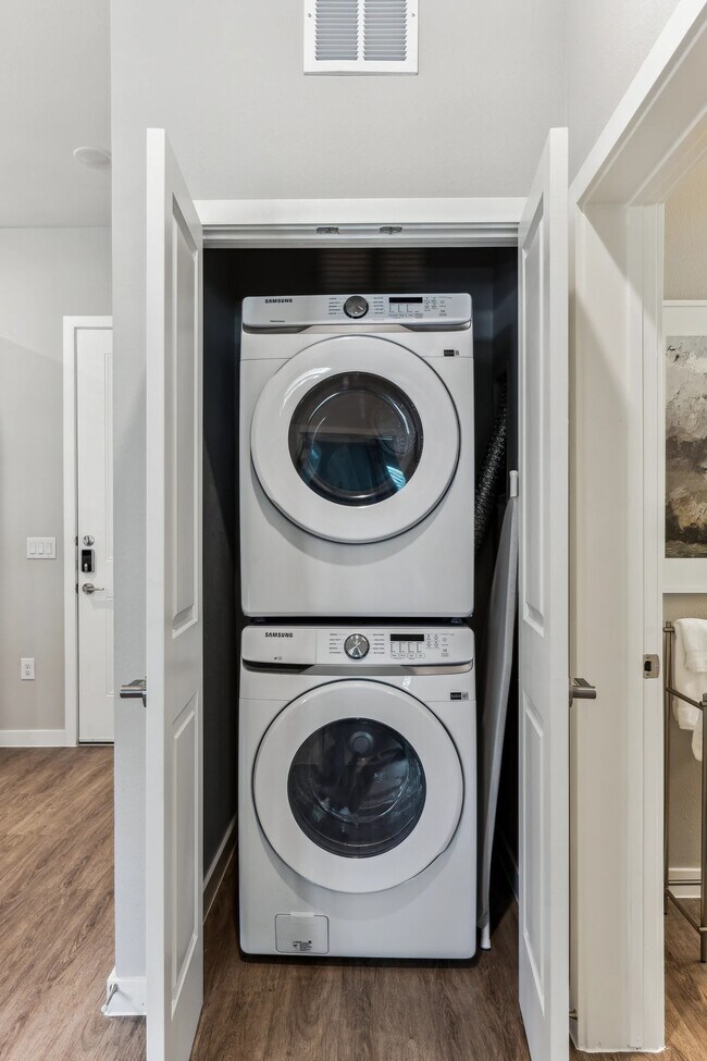 Building Photo - Half Off Rent Through 2025!