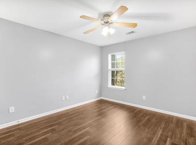 Building Photo - 135 Elba Dr