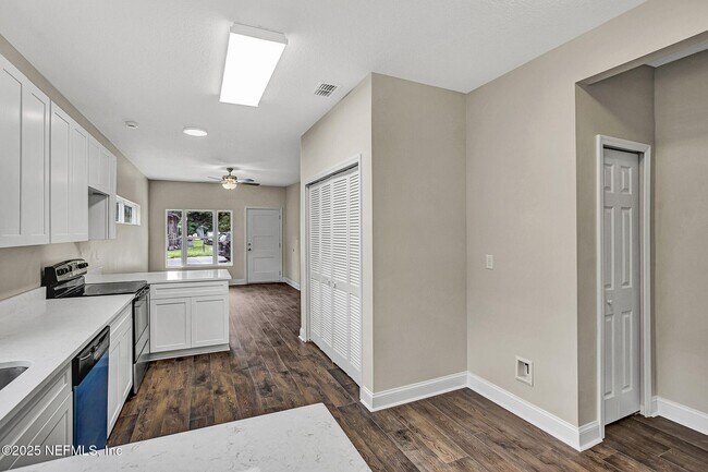 Building Photo - 2291 Clemente Dr