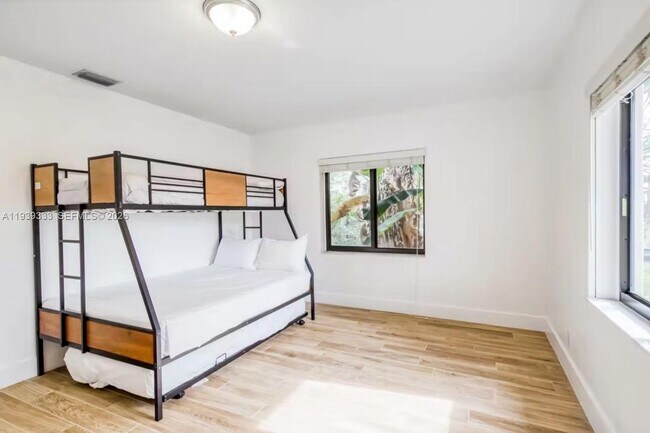 Building Photo - 2639 Monroe St