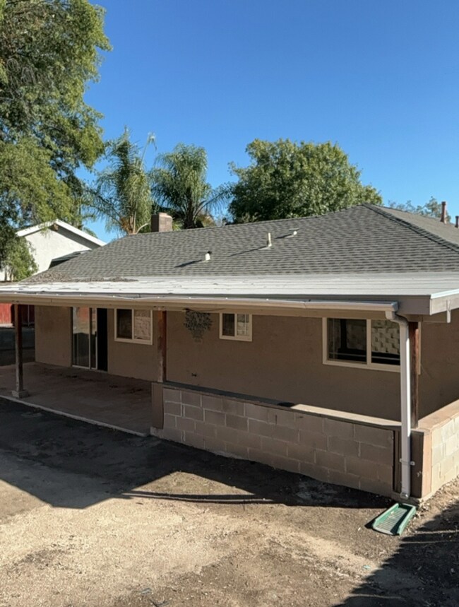 Building Photo - Charming 3 Bed/2 Bath Single-Story Home In...