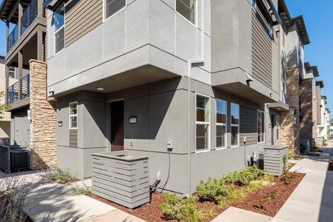 Building Photo - Modern Tri-Level Townhome in Prime Hayward...