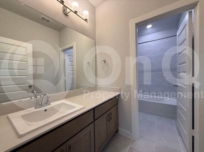 Building Photo - 405 Loganberry Dr