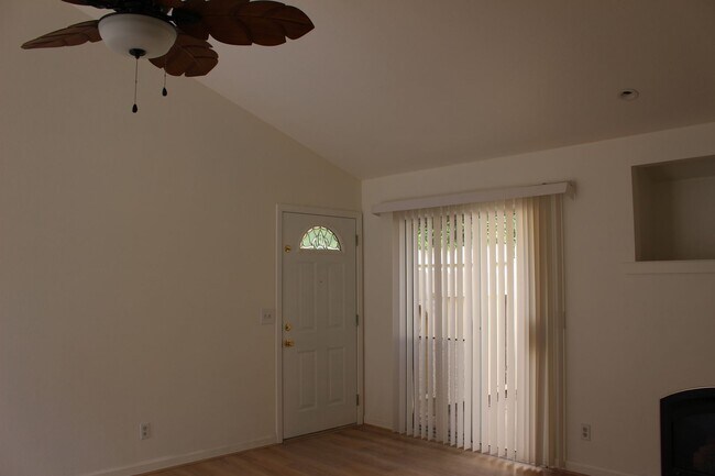 Building Photo - Charming Seaside House - Available July 5th