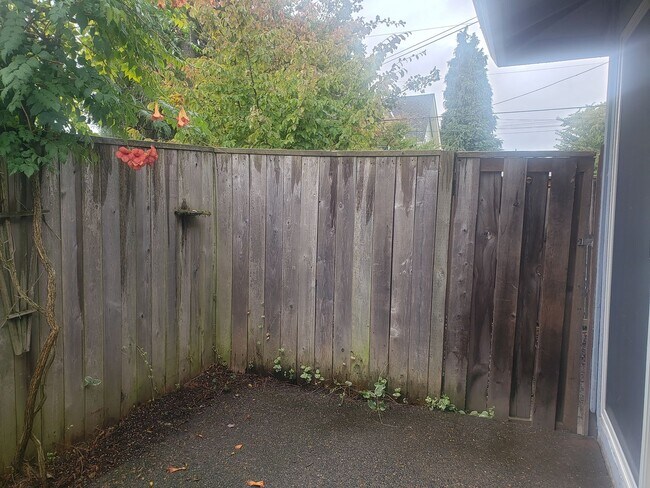 Building Photo - SE Tacoma Ave Duplex