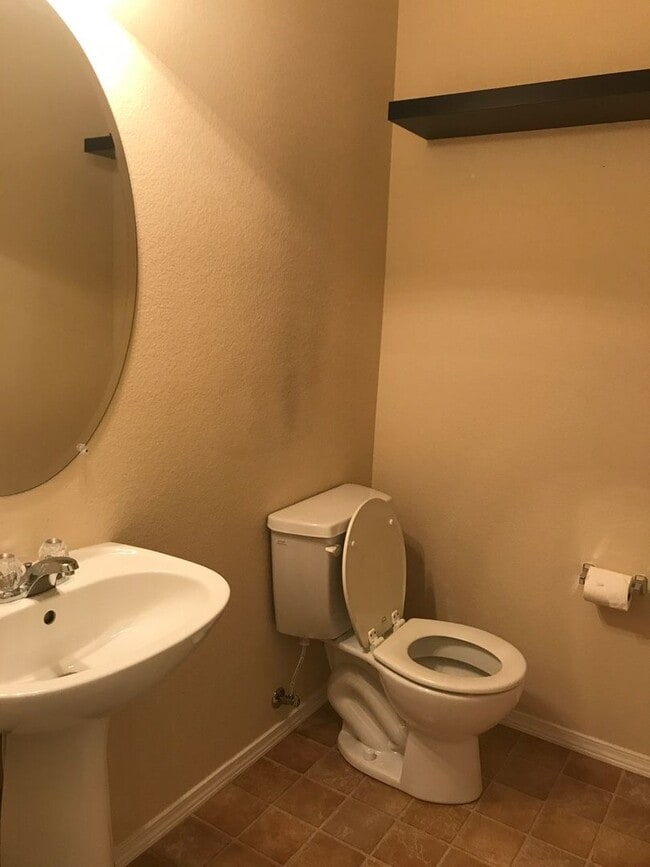 Building Photo - CHARMING 2BD TOWNHOME IN THE VISTAS AT NOR...