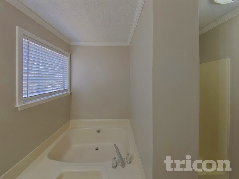 Building Photo - 4684 Woodglen Ct