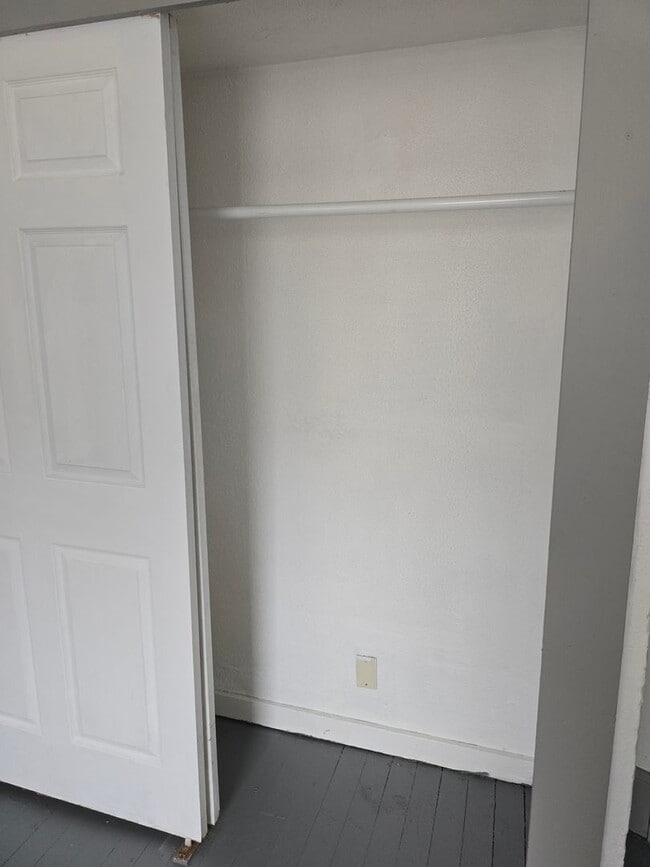 Building Photo - Nice studio Apartment