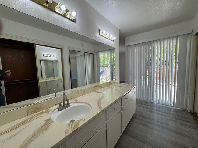 Building Photo - Large Four Bed, Two Bath Home In North Stockton