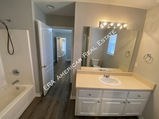 Building Photo - 2110 Bahama Dr