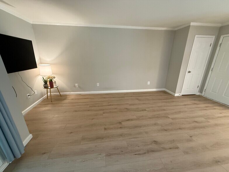 Building Photo - 1501 Lincoln Way