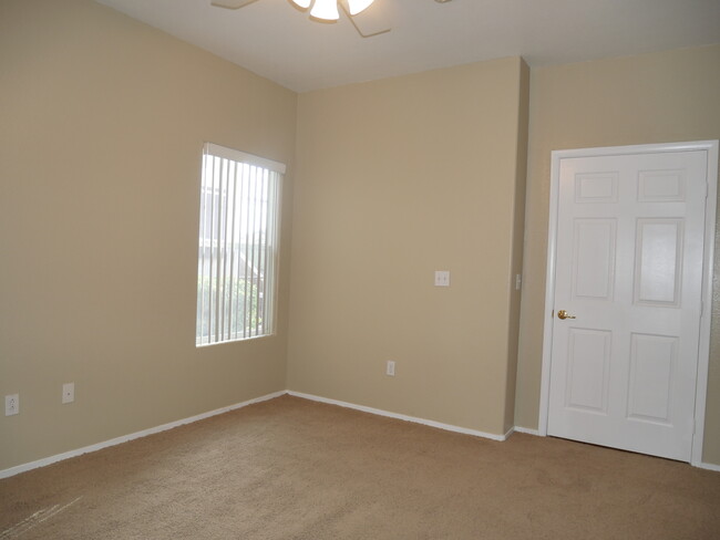 Building Photo - Great 2 Bedroom Condo in Gated Community. ...