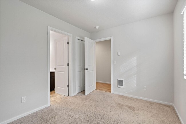Building Photo - $1K move-in special! Sparkling clean newer 4-bdrm/3.5-bath townhome. 2-car garage, near Forest Park