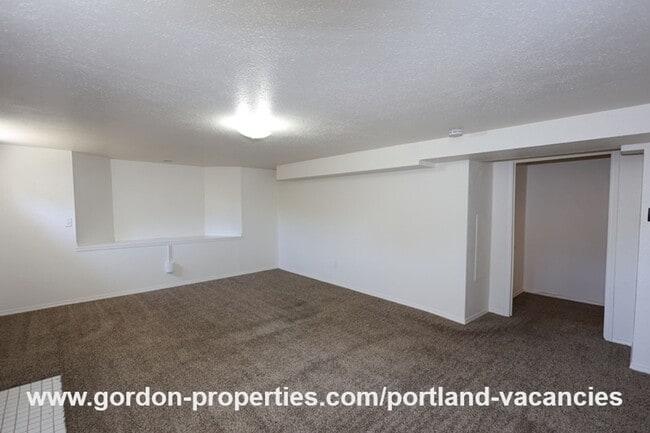 Building Photo - SE 57th Ave - 5 bedroom home with fireplac...