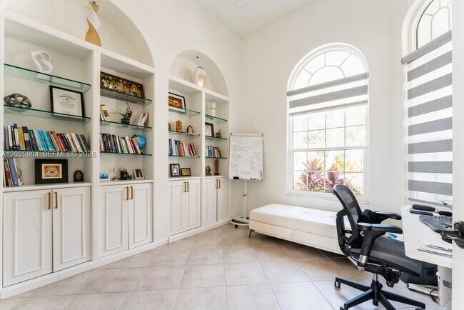 Building Photo - 2708 Meadowood Dr