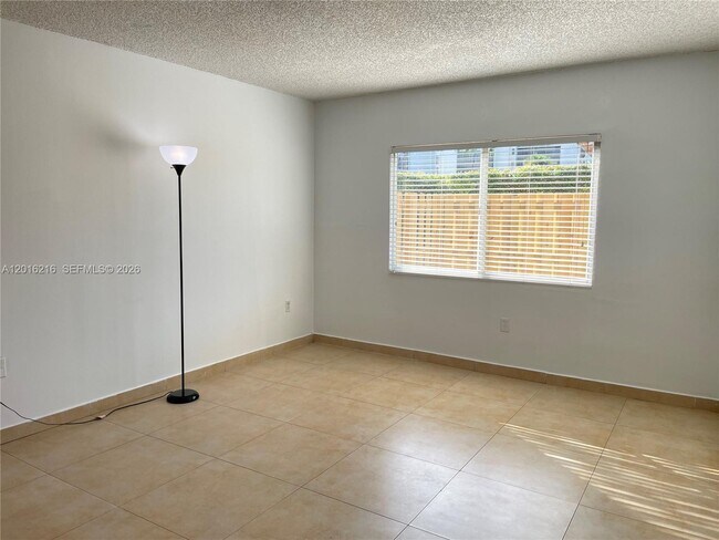 Building Photo - 6255 SW Kendale Lakes Cir