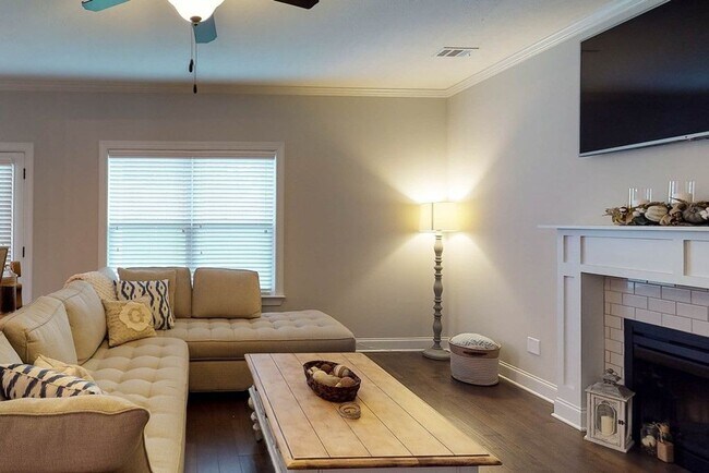 Building Photo - 708 Tree Top Trl