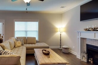 Building Photo - 708 Tree Top Trl