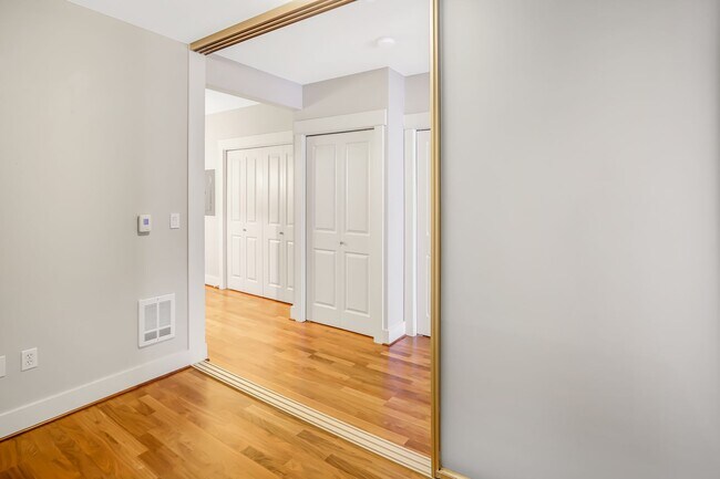 Building Photo - Great Unit Great Location