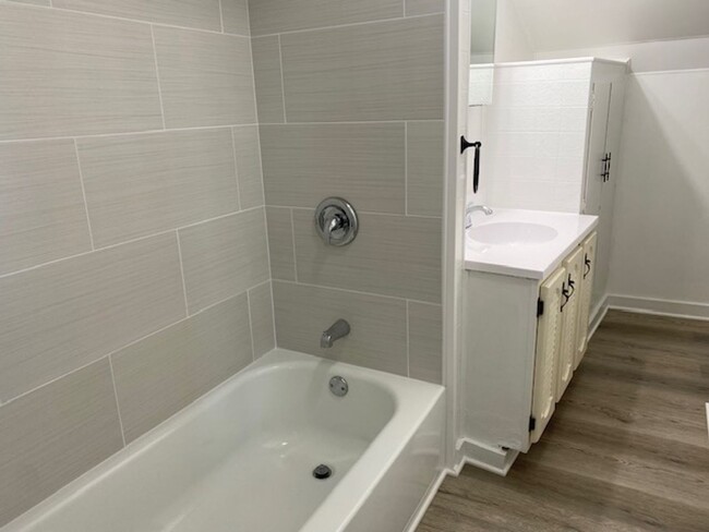 Building Photo - 2 Bedroom 1 Bathroom Unit Available in Urb...