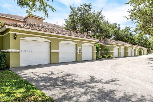 Building Photo - 5060 Fairways Cir