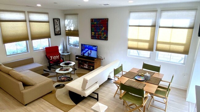 Building Photo - 22 Poppy