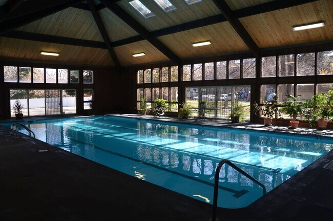 Building Photo - 3 Bedroom, 2 Bathroom Penthouse Condo in North Boulder.