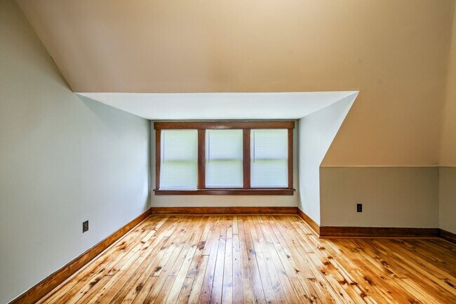 Building Photo - Short North / Victorian Village Stunning Single Family House!