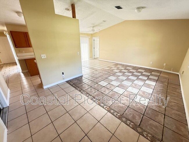 Building Photo - 724 Versailles Ln