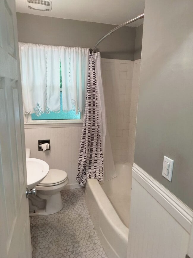 Building Photo - Charming 2-Bedroom Upper Duplex Unit in Ogden!