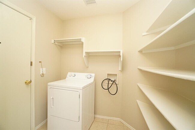 Building Photo - 8920 King Ranch Dr