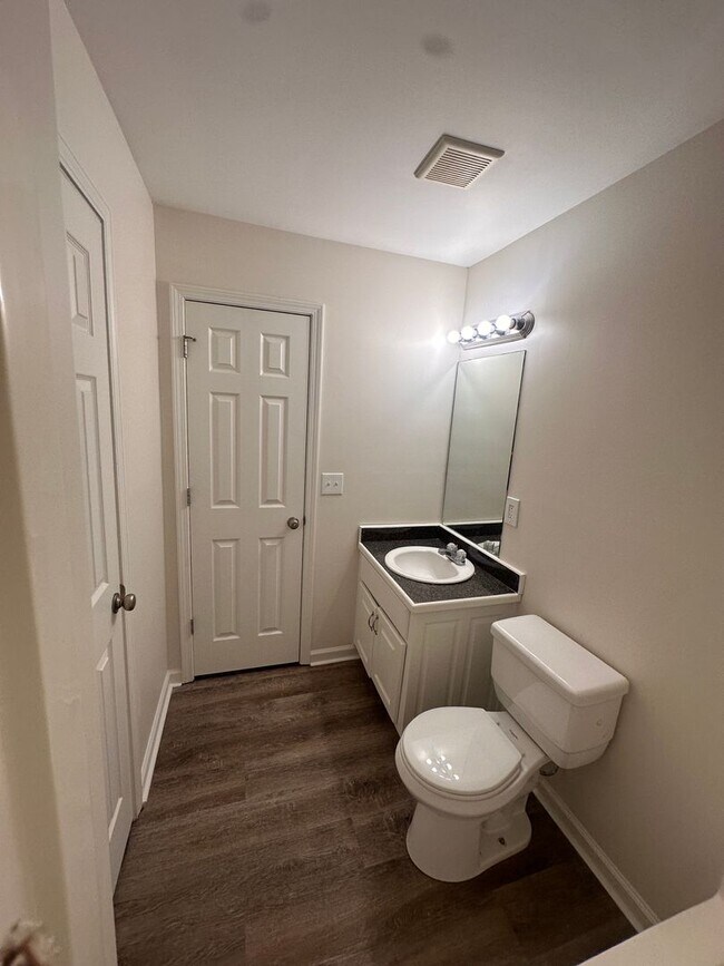 Building Photo - 121 Clyde Dr