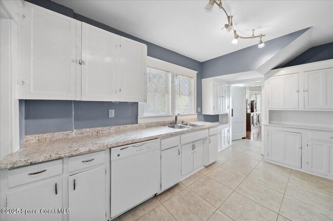 Building Photo - 1326 Riverside Dr