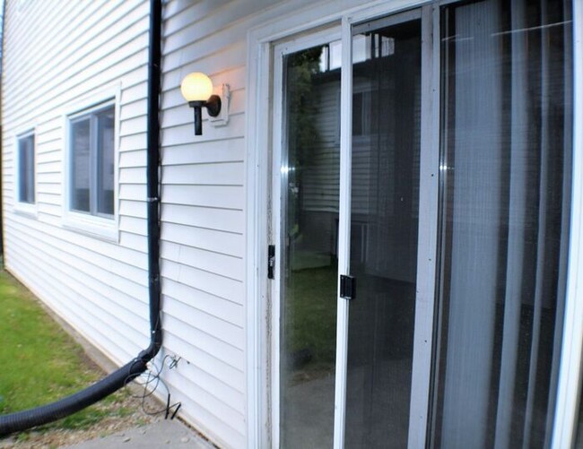 Building Photo - $1050 | 2 Bedroom, 1 Bathroom Ground Floor...
