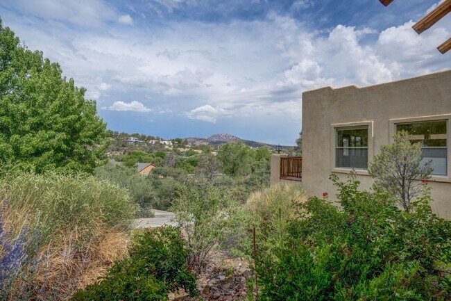 Building Photo - 2 Bedroom plus Office in Main House & Stud...