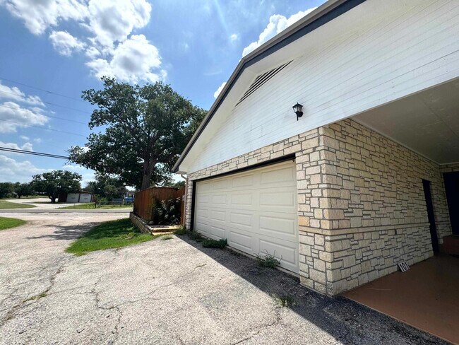 Building Photo - 101 Lake Breeze Dr