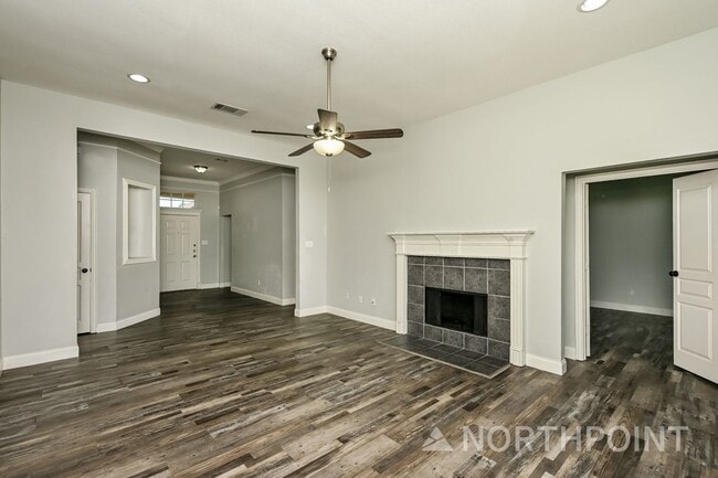 Building Photo - 3 BR/2BA & Den | Single Family Home | 2-Car Garage | Fenced backyard