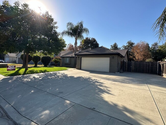 Building Photo - Cozy NW Visalia Home Rent Ready!