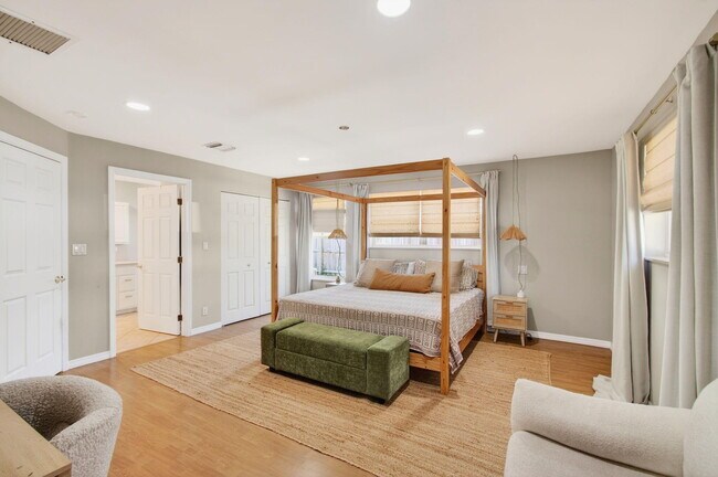 Building Photo - 301 SE 8th Ave