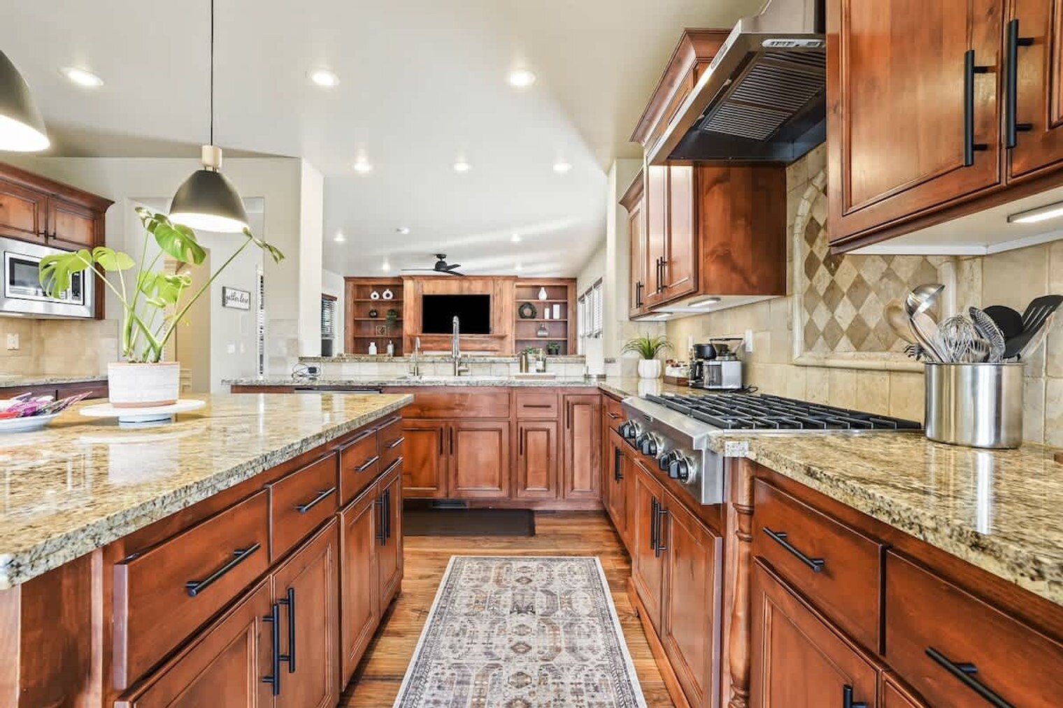 Building Photo - 611 E San Pedro St