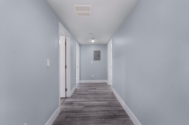 Building Photo - Beautiful 4 Bed / 3 Bath apartment with PARKING & IN-UNIT LAUNDRY!