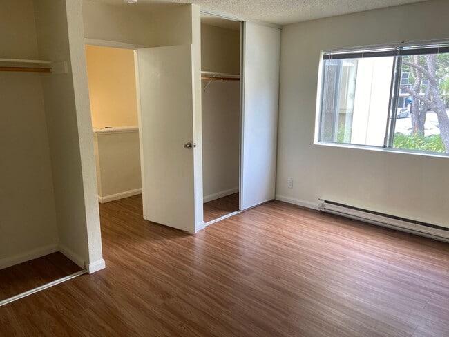Building Photo - Townhouse Condo 2 BD / 1.5 BA