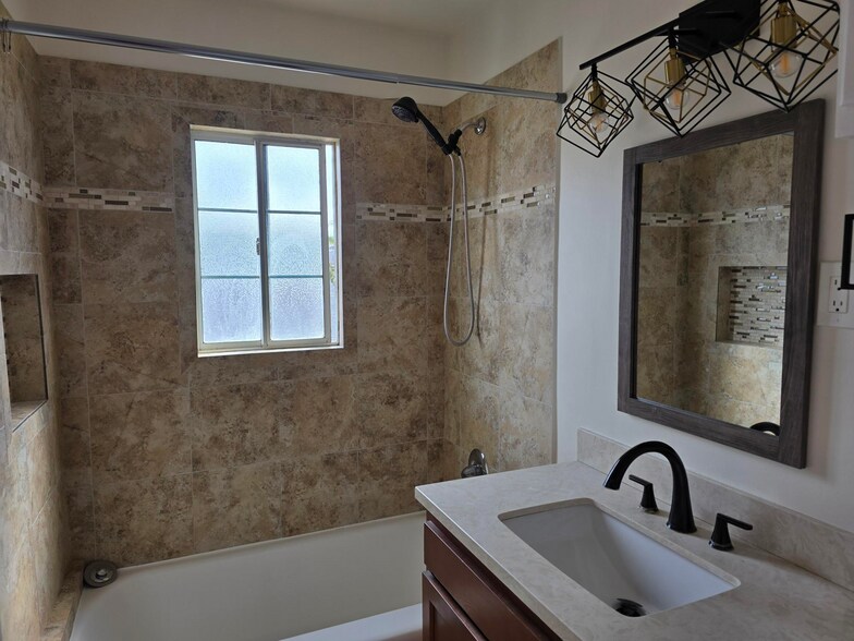 Building Photo - 509 S Catalina Ave