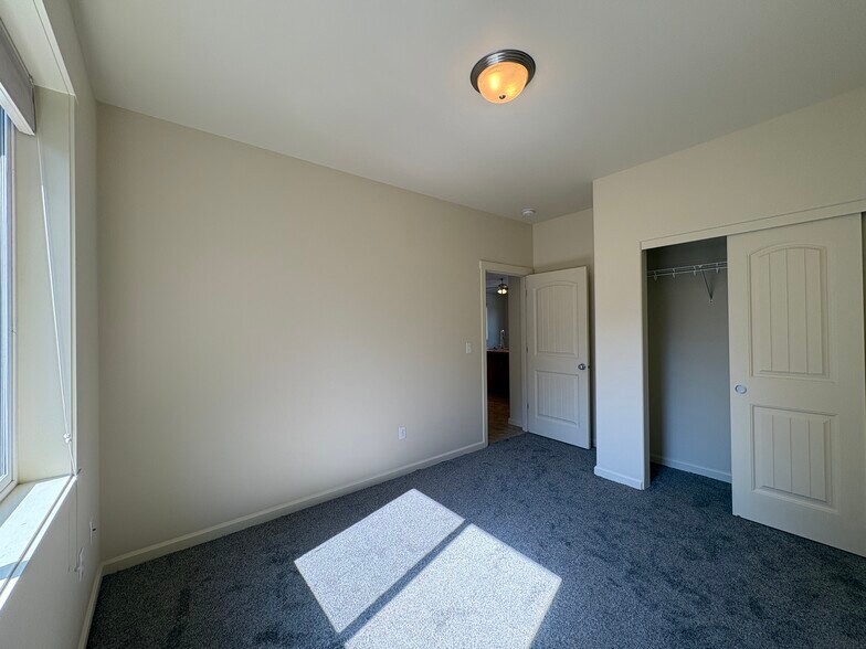 Building Photo - 1419 Springwater Ave