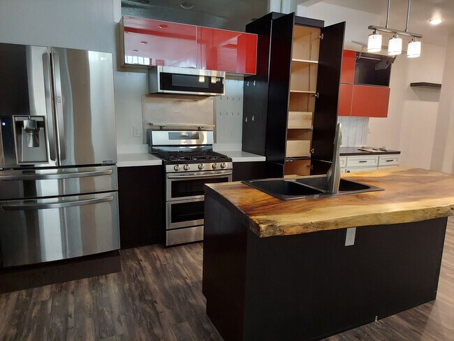 Building Photo - r221-7