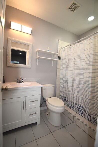 Building Photo - 15412 Kinzie St