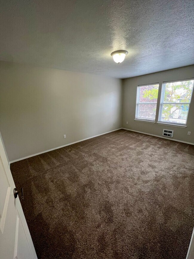 Building Photo - 1008-1010 E. Ermina