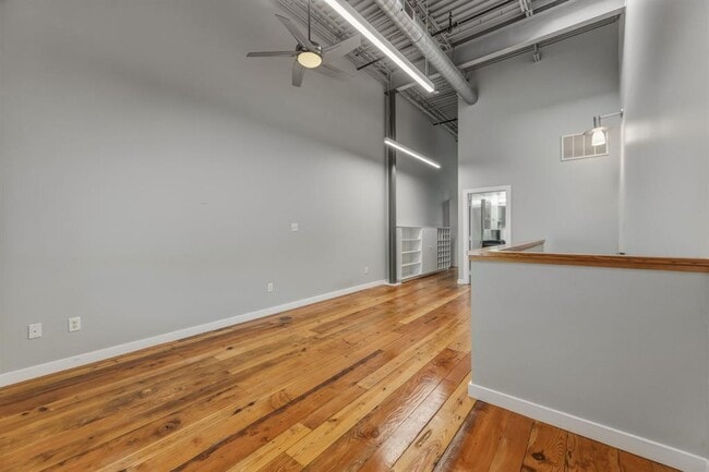 Building Photo - 1305 E 6th St