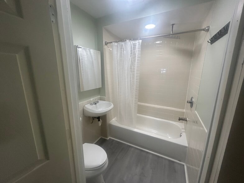 Bathroom - 421 W Bond St