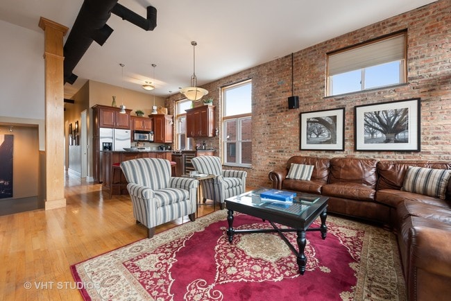 Building Photo - 1452 W Fullerton Ave